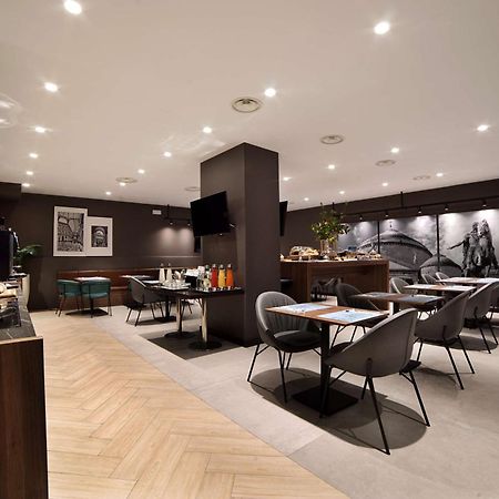 Radisson Hotel Nola Naples Bagian luar foto