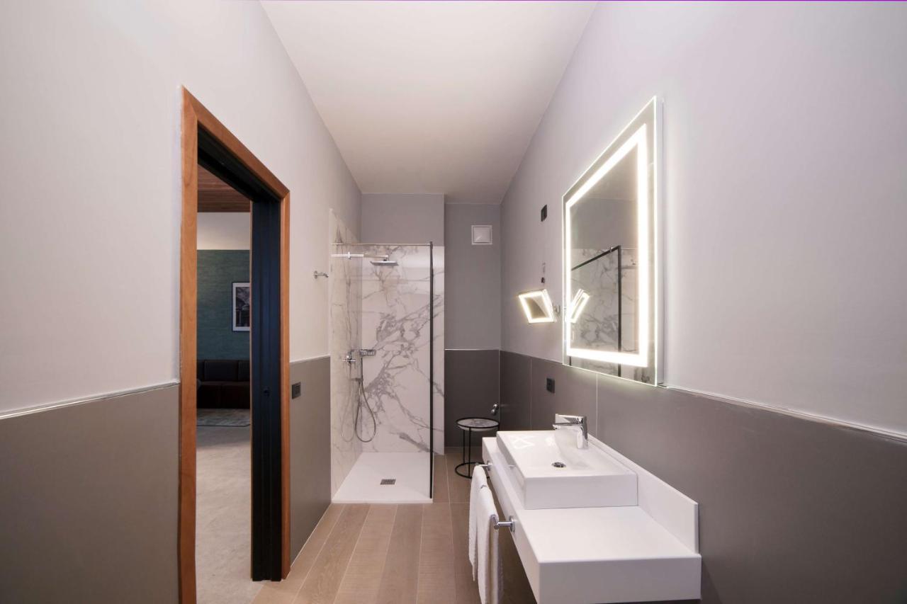 Radisson Hotel Nola Naples Bagian luar foto